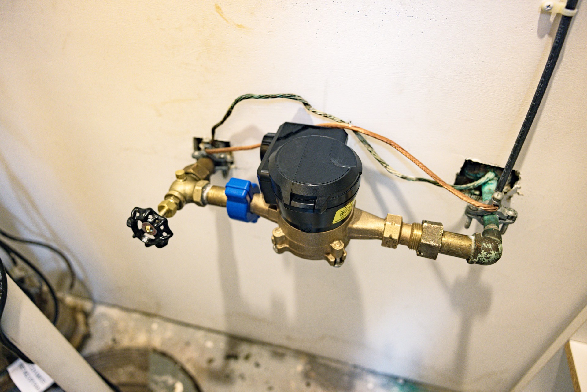 Novo medidor de água sem fio instalado no porão residencial
